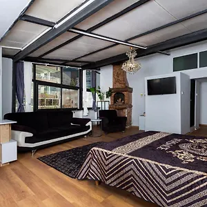 Otel 8 House